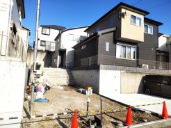 奥の白い外壁が５号棟 