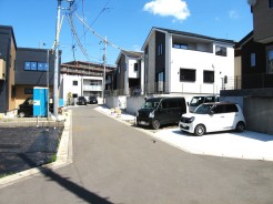 右側白い外壁の奥に５号棟