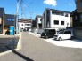 右手前の白い家が５号棟