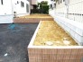 手前は花壇、奥は南庭