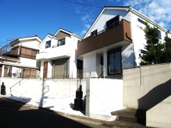 1,2号棟を南西側から撮影(右が2号棟)