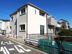 南西側から撮影(右は契約済2号棟)