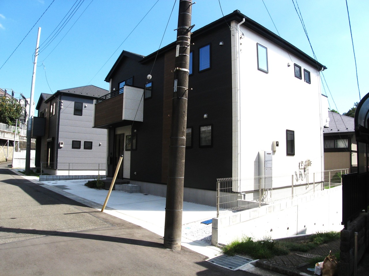 北西側から撮影(右が1号棟)